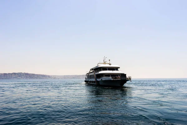 Feribot insanlar bir kıtadan diğerine taşır. Istanbul.