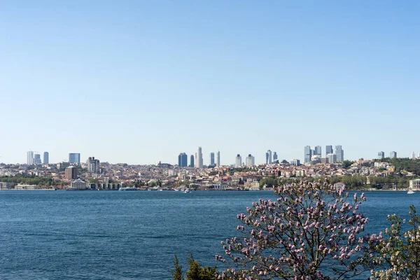 Deniz arka plan üzerinde şehir manzarası.