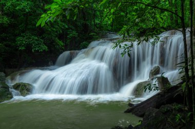 Erawan Şelalesi 'nde Şelale Ulusal Parkı, Kanchanaburi, Tayland