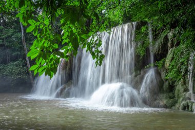 Erawan Şelalesi 'nde Şelale Ulusal Parkı, Kanchanaburi, Tayland