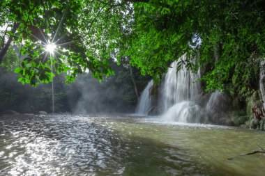 Erawan Şelalesi 'nde Şelale Ulusal Parkı, Kanchanaburi, Tayland