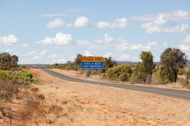 Avustralya outback Queensland çevresinde yorgun olduğunuz süre sürme Birdsville renkler