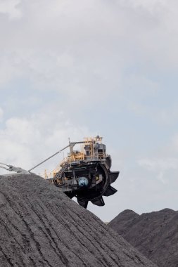 kova tekerlekli malzeme veya kargo aktarmak için kullanılır
