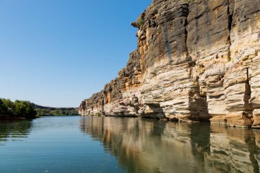 Geikie Gorge Fitzroy nehrin Batı Kimberley yılan bir antik kireçtaşı barrier reef parçası aracılığıyla oyma. Kimberley büyük bir kısmı Devoniyen içinde bazı 350 değirmen kaplı bir antik denizde yatırmıştı