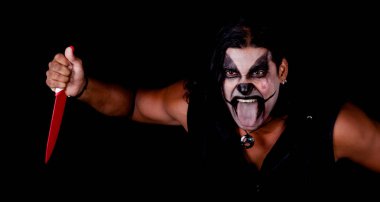 şeytani palyaço olarak genç adam