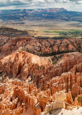 Bryce Canyon Milli Parkı, Güney Utah, yayılan bir rezerv spire şeklindeki kaya oluşumları olan koyu kırmızı renkli hoodoos için bilinir. Bakan gündoğumu noktası, günbatımı noktası, ilham noktası ve Bryce noktası vardır