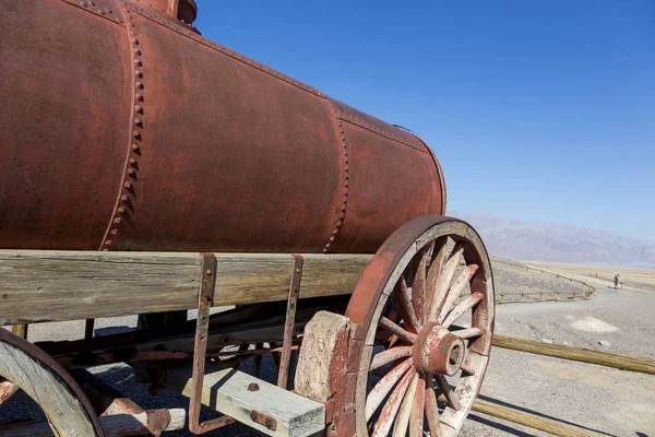 历史和谐Borax工程地区 小径沿线的展品包括一辆20骡队Borax旅行车和旧棉球硼砂沸腾设施的废墟 — 图库照片