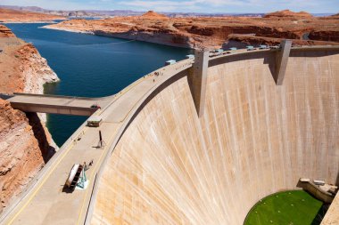 Glen Canyon Barajı bir beton sayfa kasaba kemer-yerçekimi baraja Kuzey Arizona, Amerika Birleşik Devletleri, Colorado Nehri üzerinde olduğunu. 710 metrelik yüksek Barajı