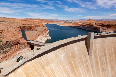 Glen Canyon Barajı bir beton sayfa kasaba kemer-yerçekimi baraja Kuzey Arizona, Amerika Birleşik Devletleri, Colorado Nehri üzerinde olduğunu. 710 metrelik yüksek Barajı