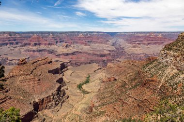 Güney Rim Grand Canyon Arizona, Colorado Nehri tarafından oyulmuş milyonlarca yıllık jeolojik tarihini açığa kırmızı rock grupları katmanlı. Görünüm noktaları Mather noktası, Yavapai gözlem istasyonu dahil ve Mary Colters uyanık Studio Mimar