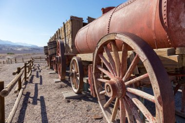Tarihi Harmony Borax Works bölgesi. Yol boyunca sergilenen sergiler arasında 20 Mule Team Borax konvoyu ve eski pamuk topunun kalıntıları var.