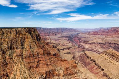 Güney Rim Grand Canyon Arizona, Colorado Nehri tarafından oyulmuş milyonlarca yıllık jeolojik tarihini açığa kırmızı rock grupları katmanlı. Görünüm noktaları Mather noktası, Yavapai gözlem istasyonu dahil ve Mary Colters uyanık Studio Mimar