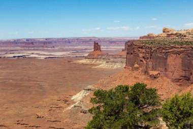 Canyonlands Milli Parkı Güneydoğu Utah Colorado Nehri tarafından oyulmuş onun dramatik çöl manzara için bilinir. Adadır gökyüzünde devasa, düz tepesinde mesa panoramik bakan ile