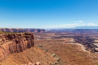 Canyonlands Milli Parkı Güneydoğu Utah Colorado Nehri tarafından oyulmuş onun dramatik çöl manzara için bilinir. Adadır gökyüzünde devasa, düz tepesinde mesa panoramik bakan ile