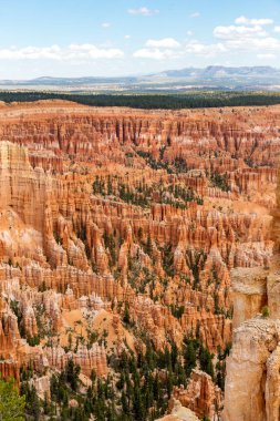 Bryce Canyon Milli Parkı, spire şeklindeki kaya oluşumları olan koyu kırmızı renkli hoodoos için bilinir. Bakan gündoğumu noktası, günbatımı noktası, ilham noktası ve Bryce noktası vardır. Bu görüntü için Bryce noktasıdır