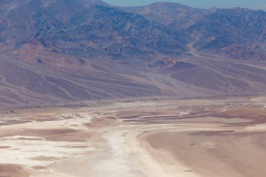 Dante'nin bir bakış açısı Teras tabut zirve, Kuzey tarafında kara dağlar, tepe boyunca 1,669 m yükseklikte Ölüm Vadisi bakan görünümdür. Dante'nin görünümdür yaklaşık 25 km güneyinde ocağı Creek Ölüm Vadisi Milli Parkı'nda.