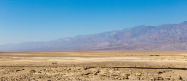 Ölüm Vadisi ABD Ölüm Vadisi Milli Parkı içinde California Nevada sınırında Sierra Nevada doğusunda bir görünümdür. Mojave Çölü Kuzeybatı köşesindeki ve çeşitli çevresine tuz-flats, kum tepeleri, çorak, vadiler korunması,