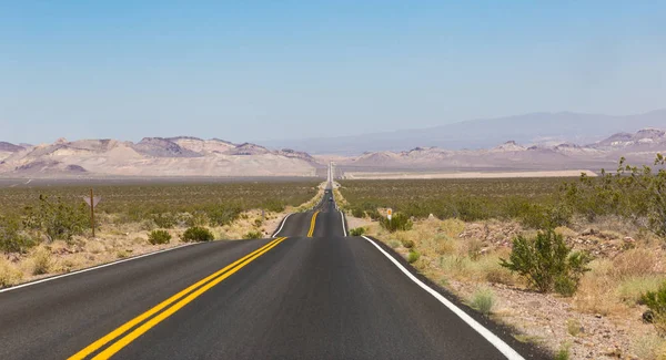 地球の米国で最も低い点デスバレー米国ホットな場所を通る道路 — ストック写真