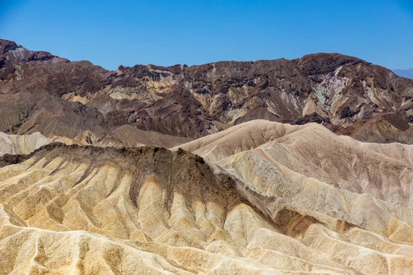 Zabriskie Point 是位于死亡谷东部的 Amargosa 山脉的一部分 以其侵蚀的景观而闻名 它是由500万年前干涸的炉溪湖的沉积物组成的 — 图库照片