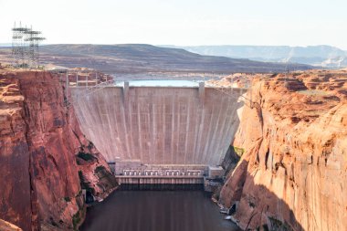 Glen Canyon Barajı bir beton sayfa kasaba kemer-yerçekimi baraja Kuzey Arizona, Amerika Birleşik Devletleri, Colorado Nehri üzerinde olduğunu. 710 metrelik yüksek da