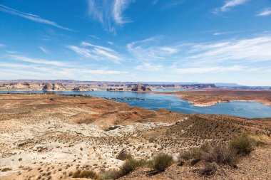 Lake Powell popüler tatil spot Lake Powell Utah ve Arizona, Amerika Birleşik Devletleri arasındaki sınır yayılan Colorado Nehri üzerinde bir depo var. Lake Powell çoğunu Utah yer alır. VI yaklaşık iki milyon kişi büyük bir tatil spot