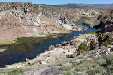 Sıcak Creek river gorge ve çok yüksek Doğu Sierra dağ zirveleri gölgeler içinde kayalık duvarları içinde kadar köpüren Doğal kaplıcalar düzinelerce vardır. 