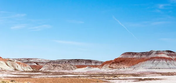 彩绘沙漠是亚利桑那州东北部纳瓦霍县和阿帕奇县石化森林国家公园的一部分 五颜六色的中国 出现在美国西南部的许多地方的表面 从它的彩绘沙漠得到我 — 图库照片