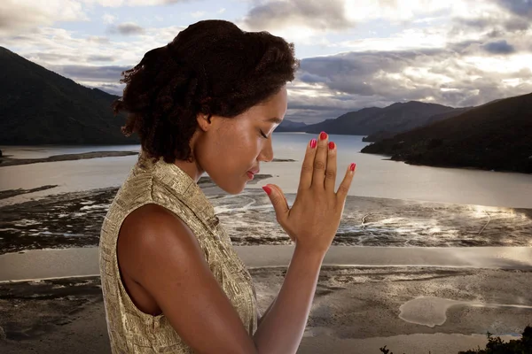 Genç bayan huzur içinde.