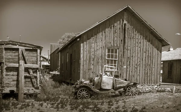 Vecchio jalopy di fronte a una casetta di legno — Foto Stock