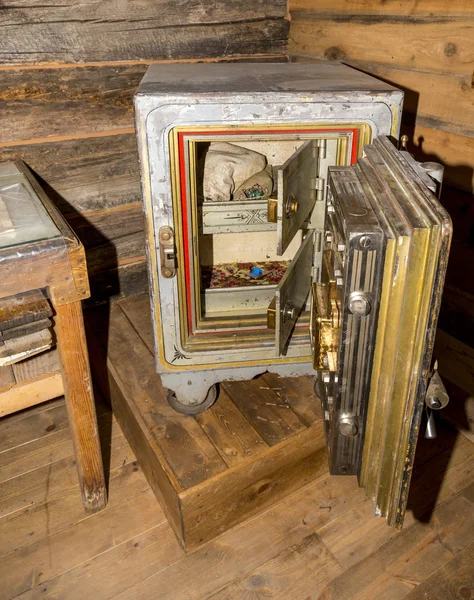 Histórico viejo caja fuerte muy viejo —  Fotos de Stock