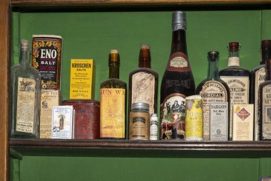 ilaçlar ile eski köy mağaza