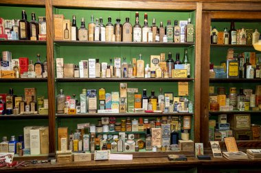ilaçlar ile eski köy mağaza