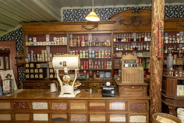 ilaçlar ile eski köy mağaza