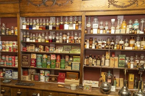 Vieux magasin de village avec des médicaments — Photo