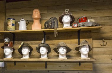 eski madencilik ekipmanları şapkalar