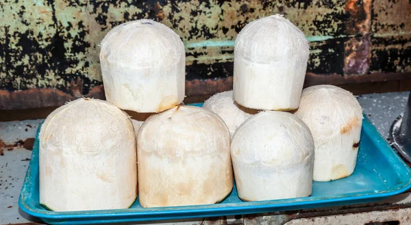Kokosnüsse Zum Verkauf Auf Dem Markt Ein Tropisches Essen — Stockfoto
