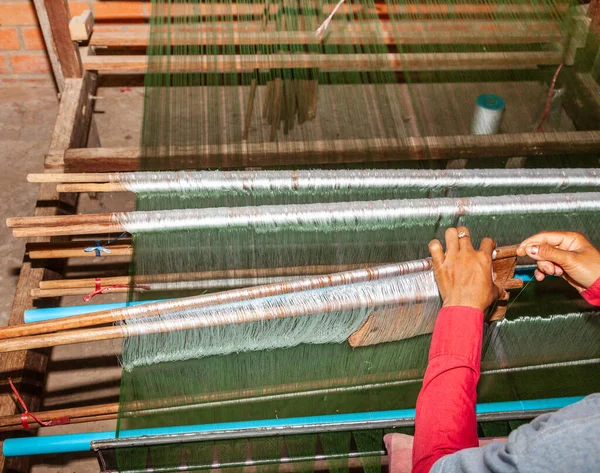 Pracuje Stavu Scéně Továrně Hedvábí Kambodži Hedvábí Přímo Zámotků Bource — Stock fotografie