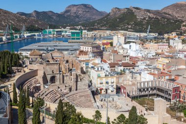 M.Ö. 5. ve 1. yüzyıllar arasında inşa edilen Cartagenas tiyatrosu, Roma mimarisinin mükemmel bir örneğidir. Tiyatro yüzyıllar boyunca saklı kaldı ve sonunda yeniden keşfedildi ve restore edildi.
