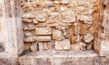 M.Ö. 5. ve 1. yüzyıllar arasında inşa edilen Cartagenas tiyatrosu, Roma mimarisinin mükemmel bir örneğidir. Tiyatro yüzyıllar boyunca saklı kaldı ve sonunda yeniden keşfedildi ve restore edildi.