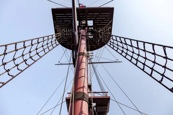 ロープリギングと帆と古典的な背の高い船 カラスが巣を作り — ストック写真
