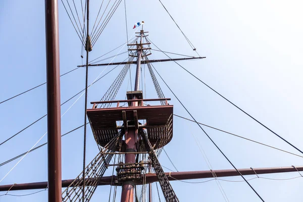ロープリギングと帆と古典的な背の高い船 カラスが巣を作り — ストック写真