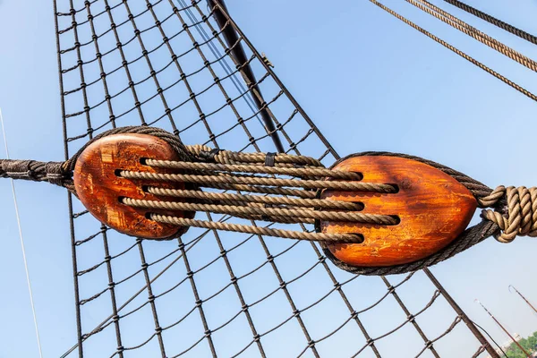 ロープリギングと帆を持つ古典的な背の高い船 — ストック写真
