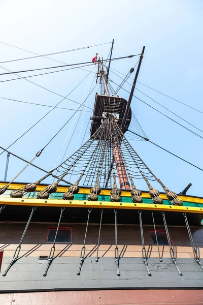 ロープリギングと帆を持つ古典的な背の高い船 — ストック写真