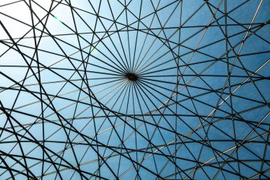 Geometrik desenlerde çarpıcı cam çatı