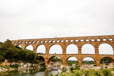 Pont du Gard, Roma 'nın Nemausus kolonisine su taşımak için MS 1. yüzyılda inşa edilmiş antik bir Roma su kemeri köprüsü. Roma su kemeri köprülerinin en yükseği ve en iyi korunmuş köprülerden biri.