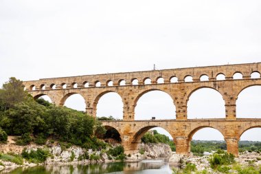 Pont du Gard, Roma 'nın Nemausus kolonisine su taşımak için MS 1. yüzyılda inşa edilmiş antik bir Roma su kemeri köprüsü. Roma su kemeri köprülerinin en yükseği ve en iyi korunmuş köprülerden biri.