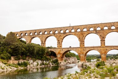 Pont du Gard, Roma 'nın Nemausus kolonisine su taşımak için MS 1. yüzyılda inşa edilmiş antik bir Roma su kemeri köprüsü. Roma su kemeri köprülerinin en yükseği ve en iyi korunmuş köprülerden biri.