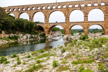 Pont du Gard, Roma 'nın Nemausus kolonisine su taşımak için MS 1. yüzyılda inşa edilmiş antik bir Roma su kemeri köprüsü. Roma su kemeri köprülerinin en yükseği ve en iyi korunmuş köprülerden biri.