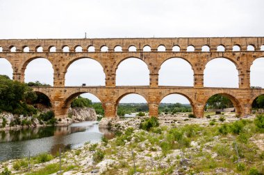 Pont du Gard, Roma 'nın Nemausus kolonisine su taşımak için MS 1. yüzyılda inşa edilmiş antik bir Roma su kemeri köprüsü. Roma su kemeri köprülerinin en yükseği ve en iyi korunmuş köprülerden biri.