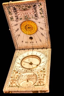 Diptych tuşu, Tucher Atölyesi, Nuremberg, c. 1600 Fildişi diptiş kadranı farklı saat sistemlerindeki saati ve farklı yerlerde kullanımını anlatıyor..